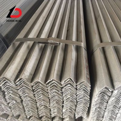Strukturell warmgewalzte, perforierte Winkelstange mit niedrigem Kohlenstoffgehalt, leicht Ss400 ASTM A36m S235jr